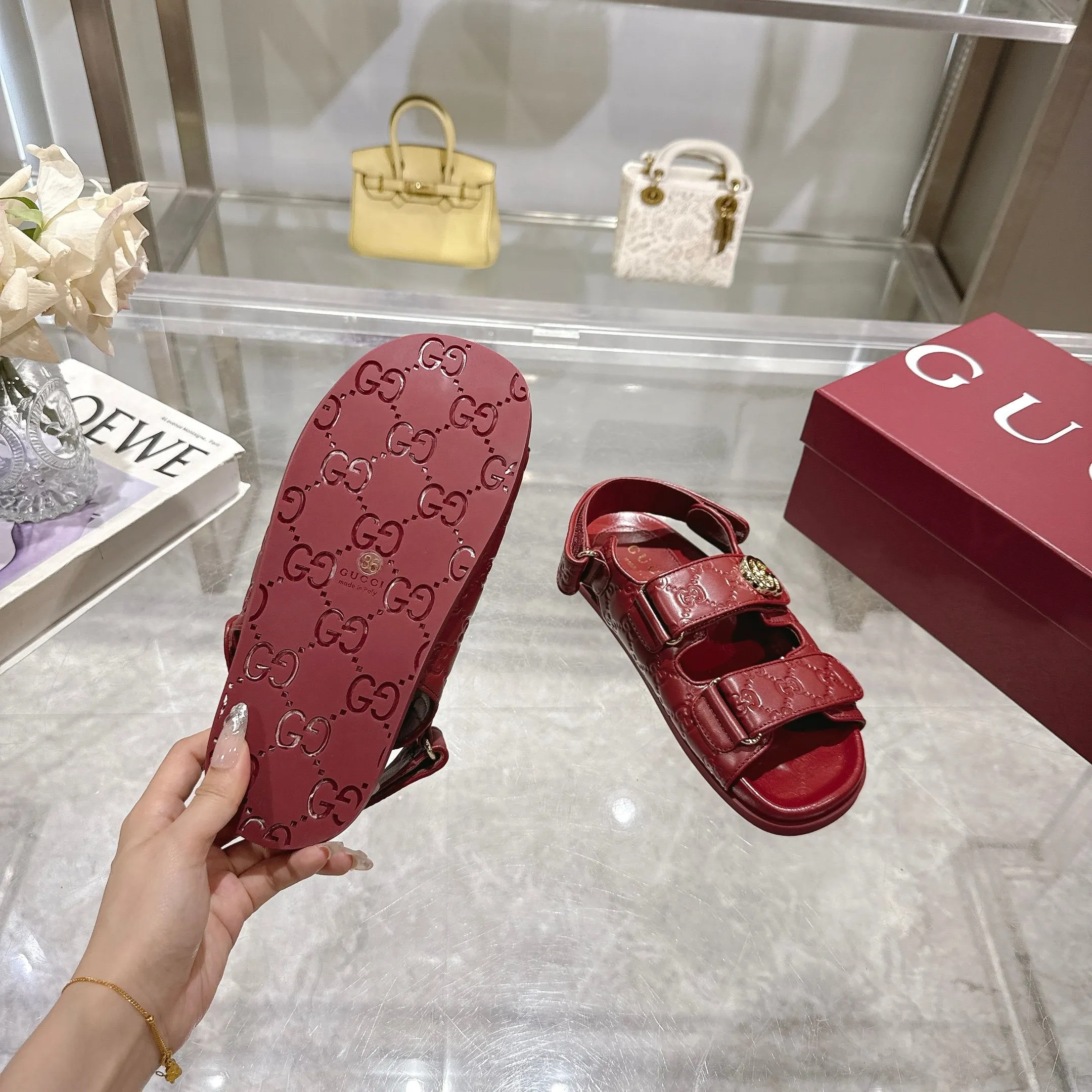 Wholesale direct sales 260👟👟 Gucci’s modern design aesthetic explores the path of unique craftsmanship, cleverly integrating the brand’s classic elements with its beloved brand identity. The sandal is embellished with the beloved Double G hardware, adding a touch of understated branding to the design, complementing the versatility of the Velcro straps. Women Light gold tone hardware Sheepskin lining Double G Rubber sole Velcro fastening Flat sole